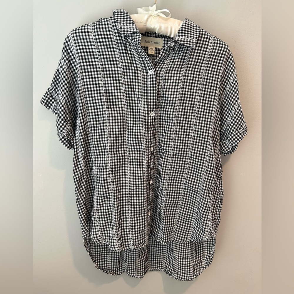 ANTHROPOLOGIE CLOTH & STONE black and white gingham button up top. Size XS. EUC.